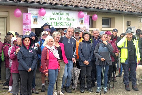 Les marcheurs d'Octobre Rose devant la salle polyvalent de L'Hôpital St-Jean