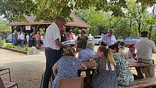 Le public à l'extérieur pour l'anniversaire des 30 ans du Moulin d'Antoine