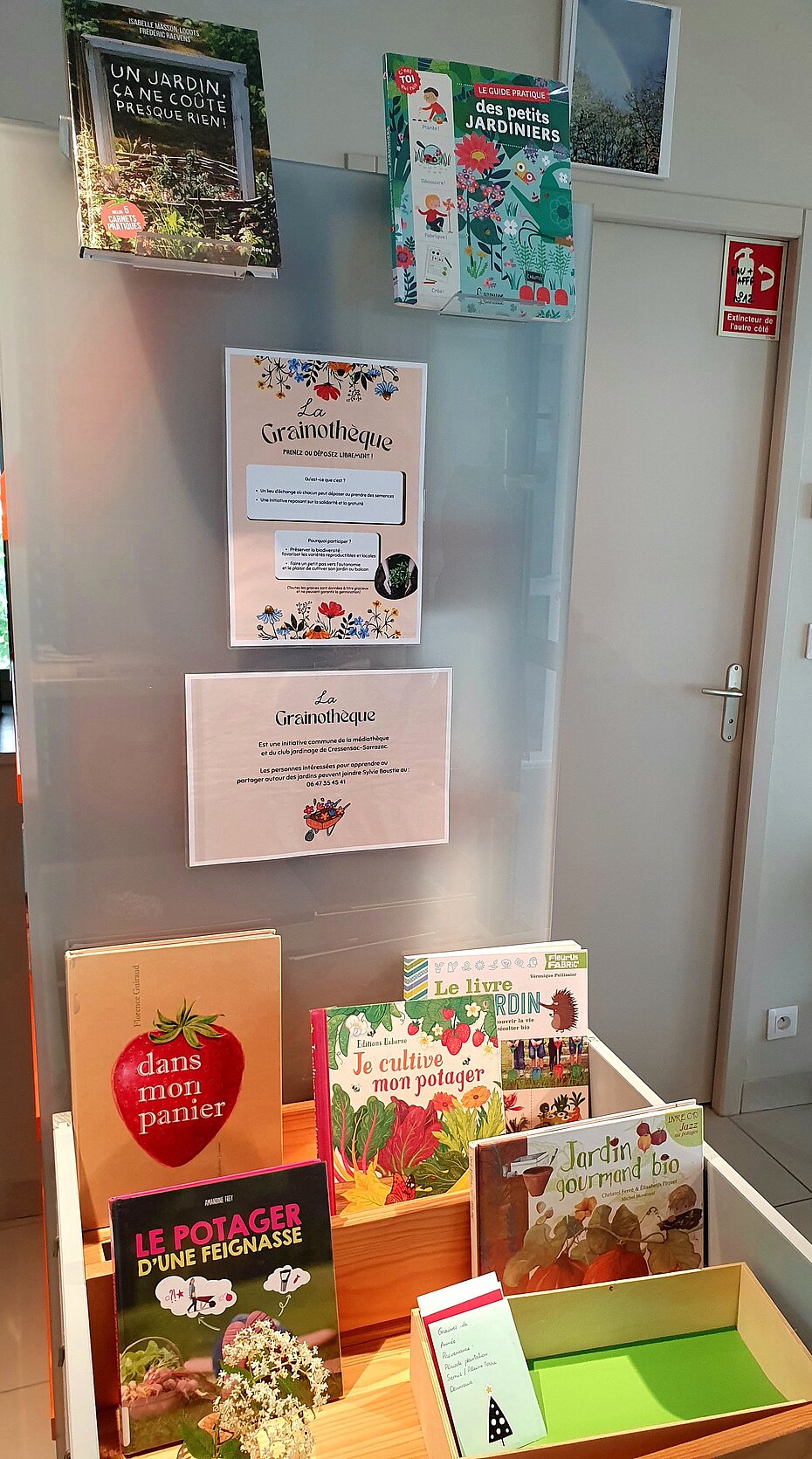photo de l'exposition de la grainothèque à la médiathèque