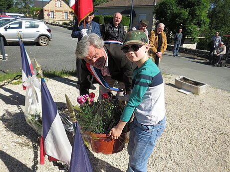 Dépôt de gerbe avec un enfant à la stèle des resistants de Cressensac