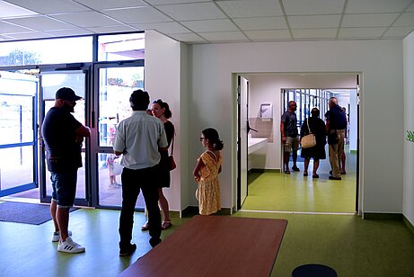 Le maire accueil les visiteurs