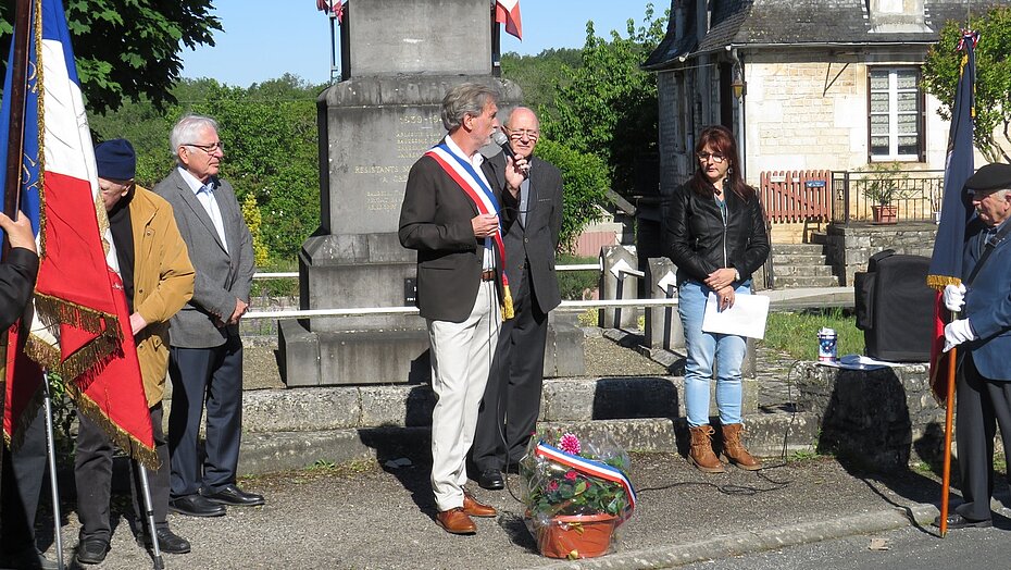 Photo du maire et des adjoints devant le monument aux morts de Cressensac à l'occasion du 08 05 2026